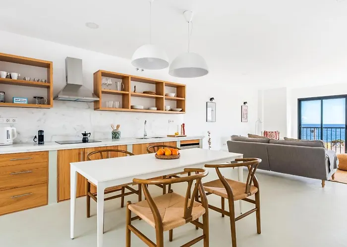بيت للعطل Modern Design House With Roof Terrace